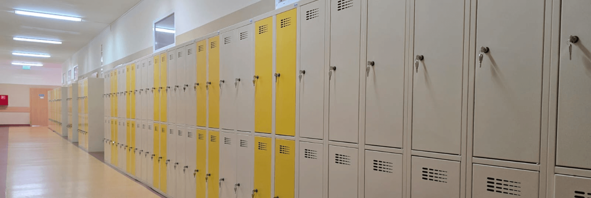 Kolorowe szafki dla uczniów w szkołach – model SUS 322 w Liceum Nowy Dwór Mazowiecki.