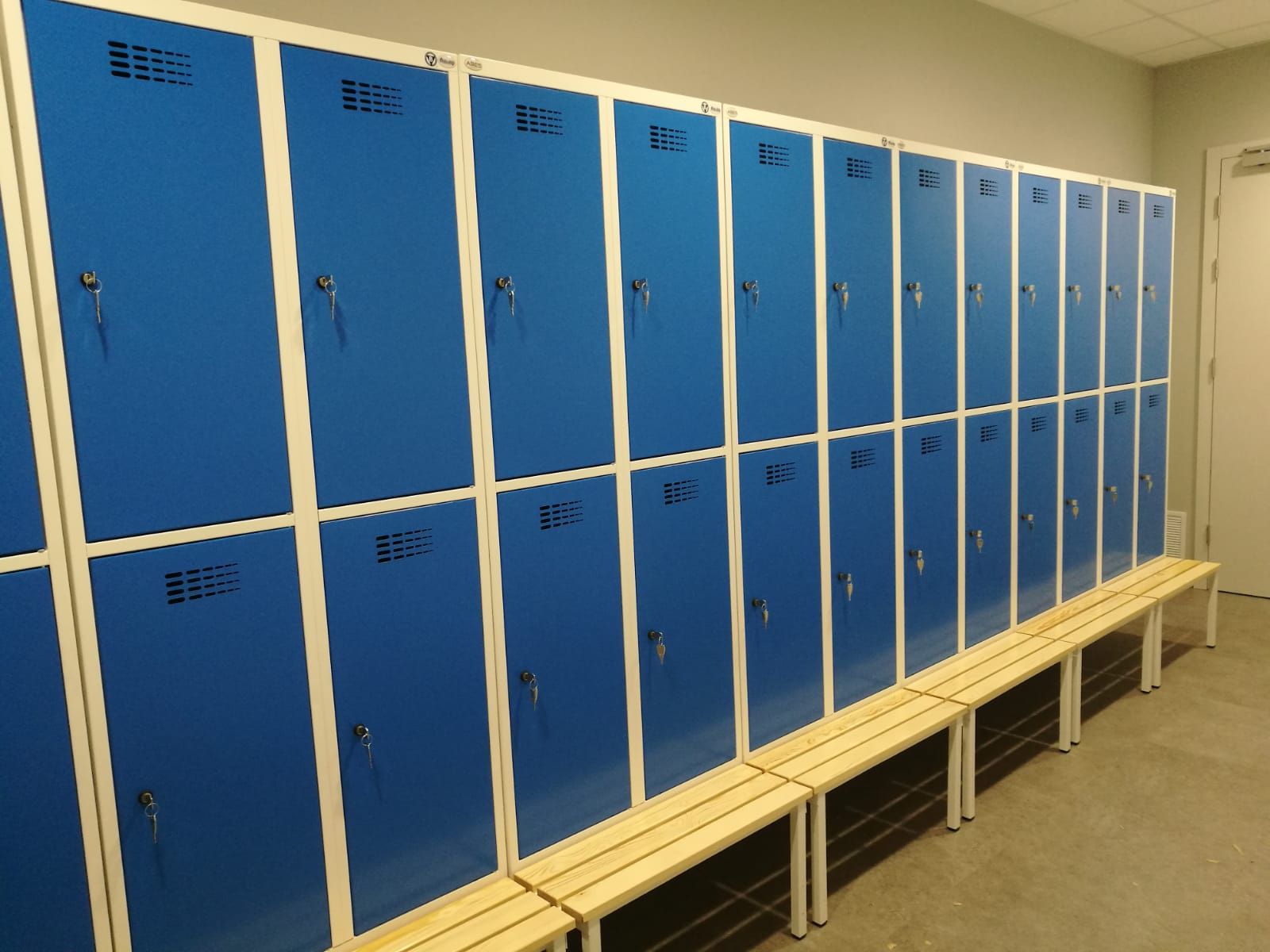 Realizacja w szatni – niebieska szafa SUS 422 jako nowoczesne szafki ubraniowe dla pracowników.