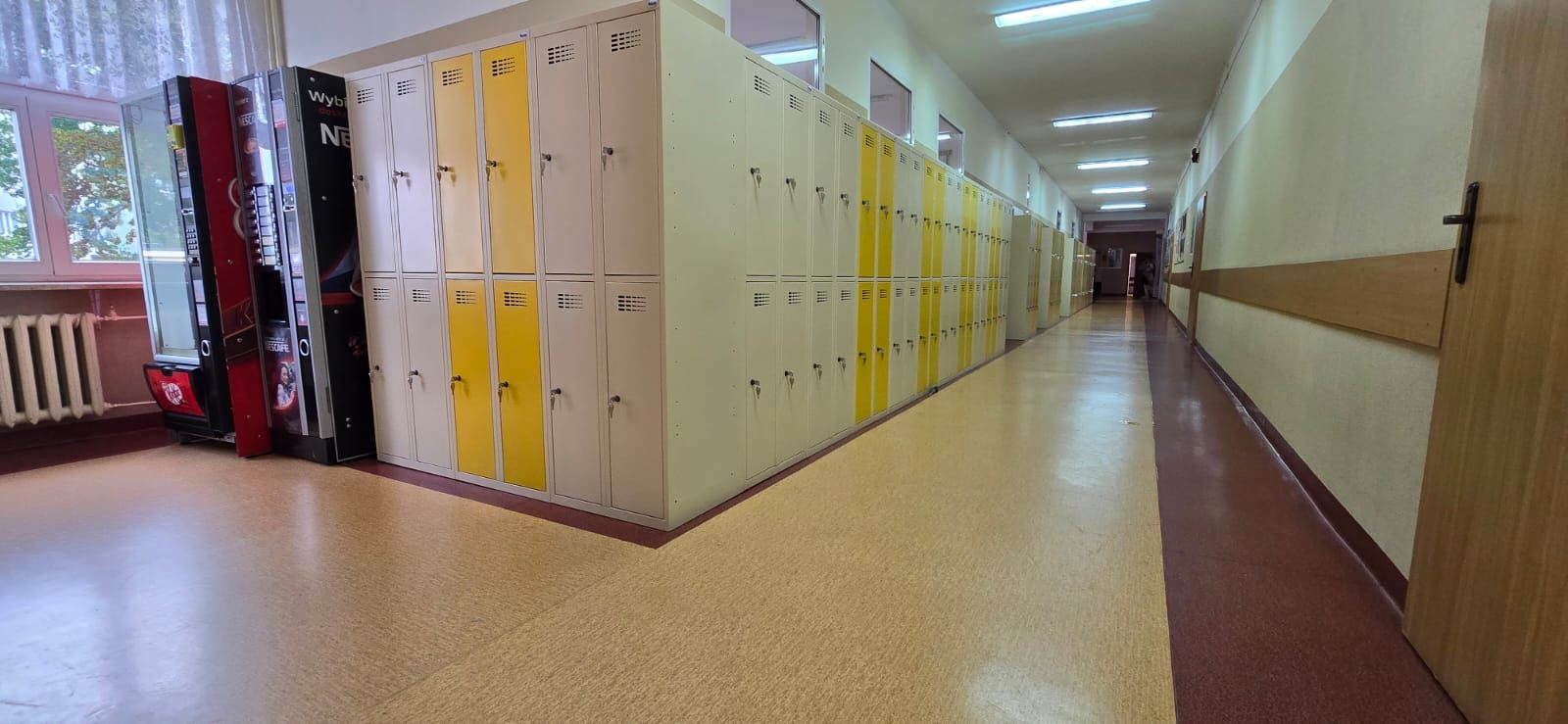 Funkcjonalne i trwałe szafki dla uczniów – SUS 322 ustawione w liceum.