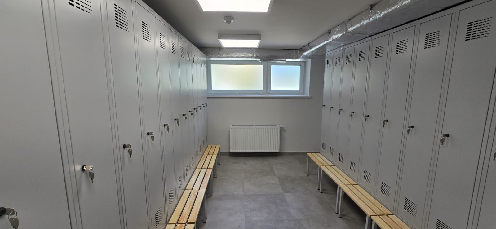Szafki szatniowe metalowe SUM 420 z podstawą i siedziskiem – nowoczesna szafa ubraniowa pracownicza. | ABES WARSZAWA