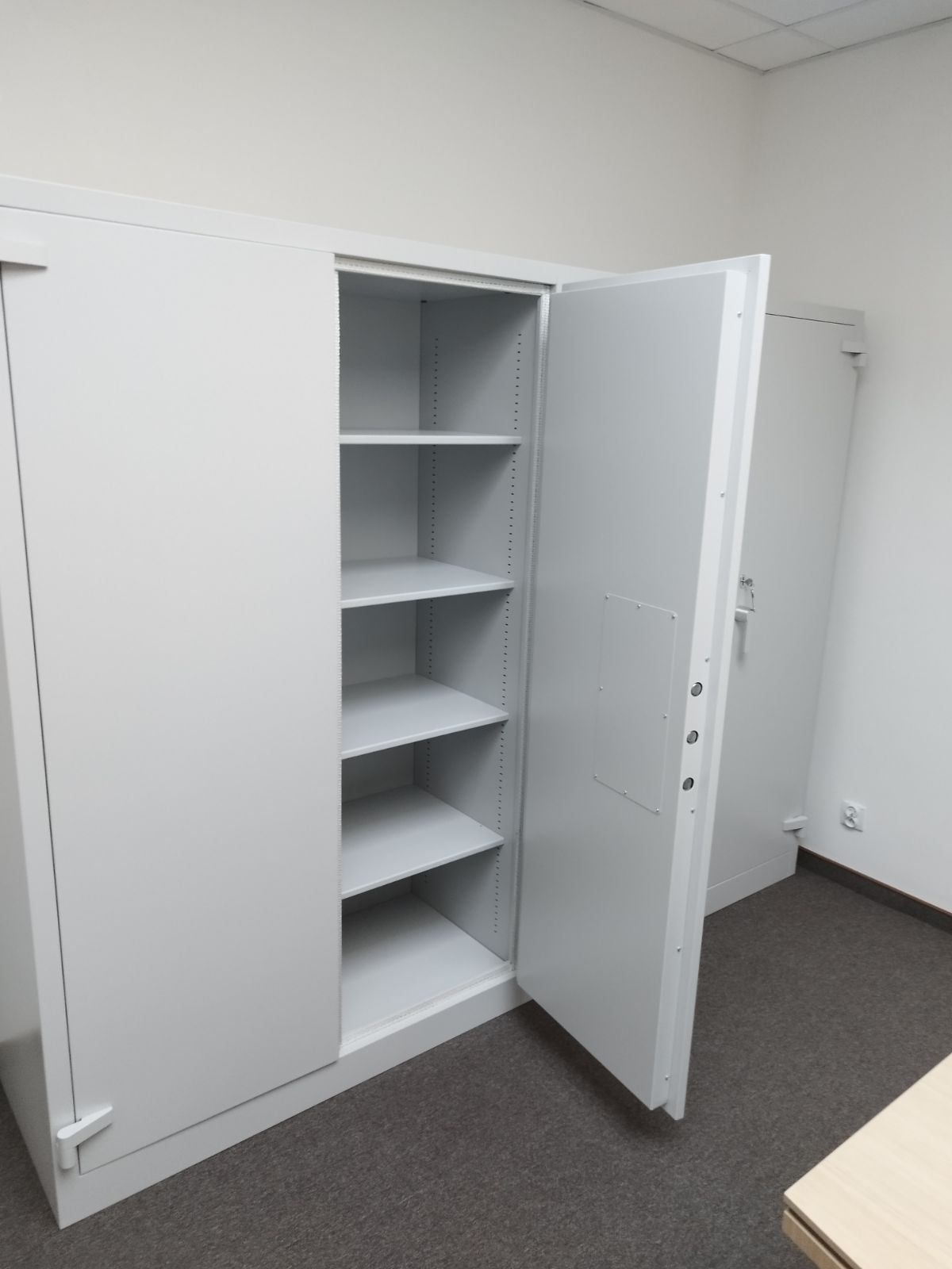 Duża szafa metalowa SAM W 3A – solidna szafa archiwizacyjna z półkami.