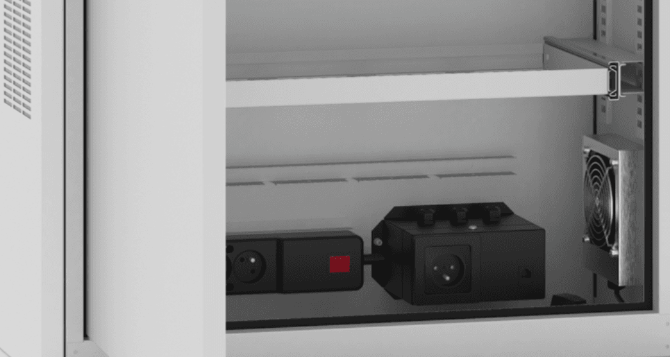 budowany wentylator i system filtrów w szafie komputerowej o szczelności IP42
