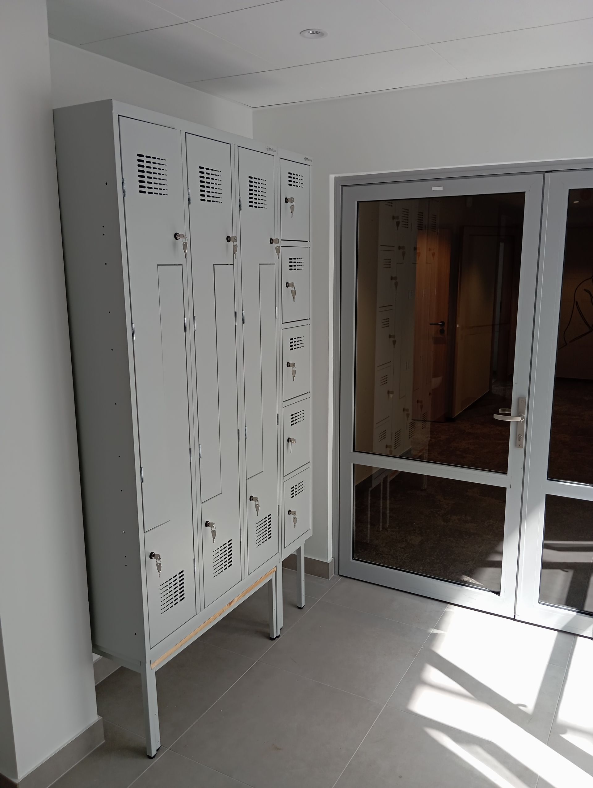 Nowoczesna szatnia w laboratorium – szafki metalowe SUM i SUS z zamknięciem na klucz.