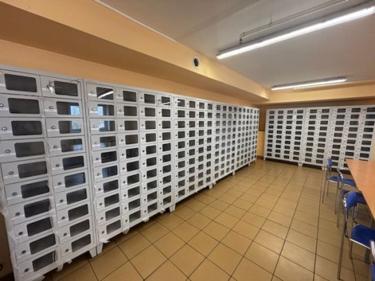 MSUS 4210 – szafa śniadaniowa z drzwiami pleksi, praktyczne wyposażenie pomieszczenia socjalnego.