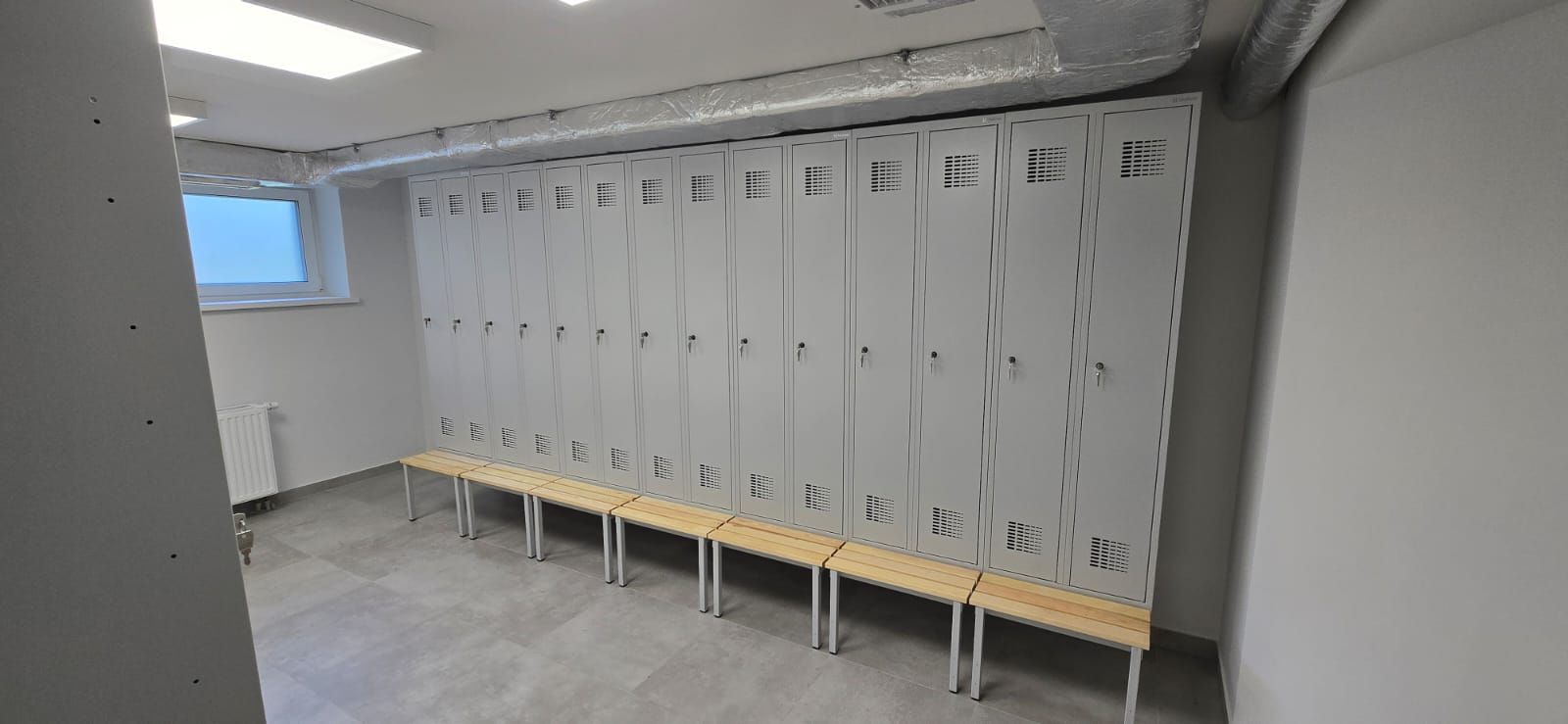 Perfekcyjnie wypoziomowane szafki szatniowe metalowe – solidna szafa ubraniowa pracownicza w zakładzie pracy. | ABES WARSZAWA
