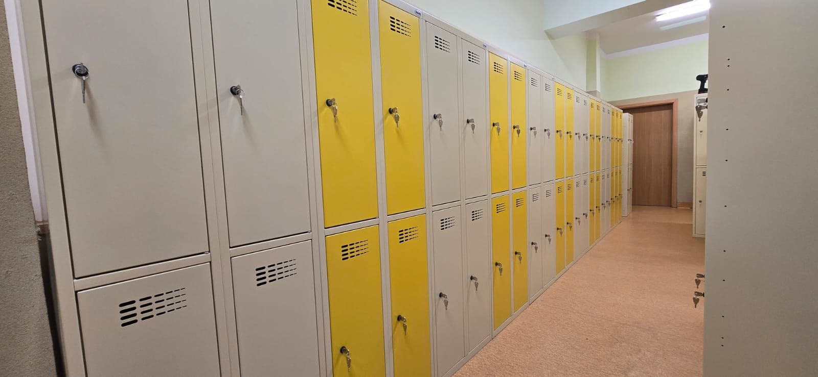 Szafki dla uczniów w szkołach w kolorze RAL 1015 i RAL 1023 – realizacja ABES.