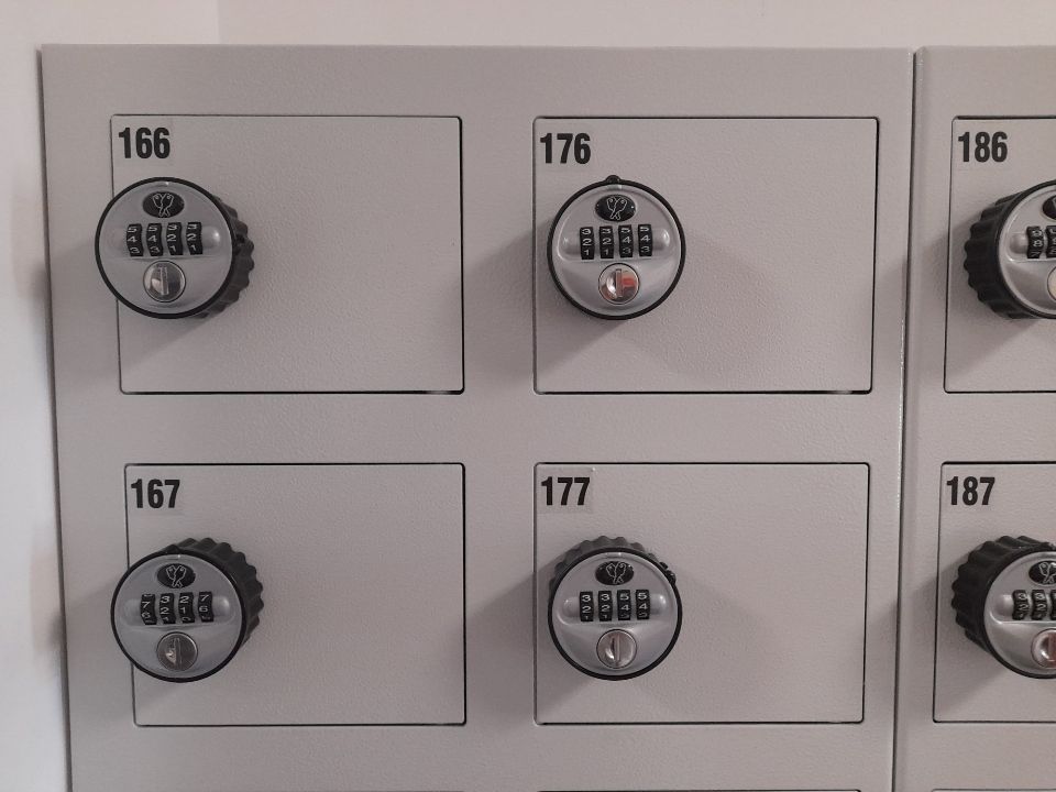 Nowoczesne szafy na metalowych nóżkach z zamkiem LF 2800 – bezpieczne szafy do biura zamykane.