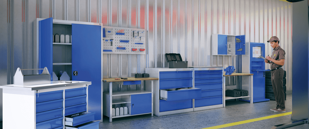 Stanowisko komputerowe w hali produkcyjnej zabezpieczone szafą metalową Malow