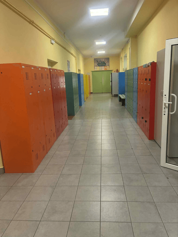 Kompozycja: kolorowe szafy ubraniowe do szatni i szafki szkolne na szyfr w jednej przestrzeni. | MALOW ABES WARSZAWA