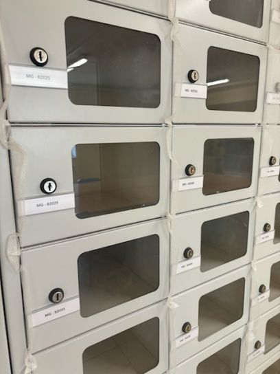 Wyposażenie pomieszczenia socjalnego – metalowa szafa śniadaniowa MSUS z pleksi.