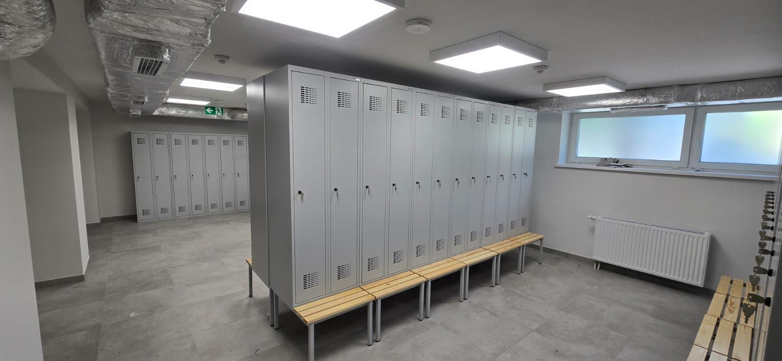 Montaż i ustawienie pod linijkę – szafki szatniowe metalowe SUM 420 jako szafa ubraniowa pracownicza. | ABES WARSZAWA