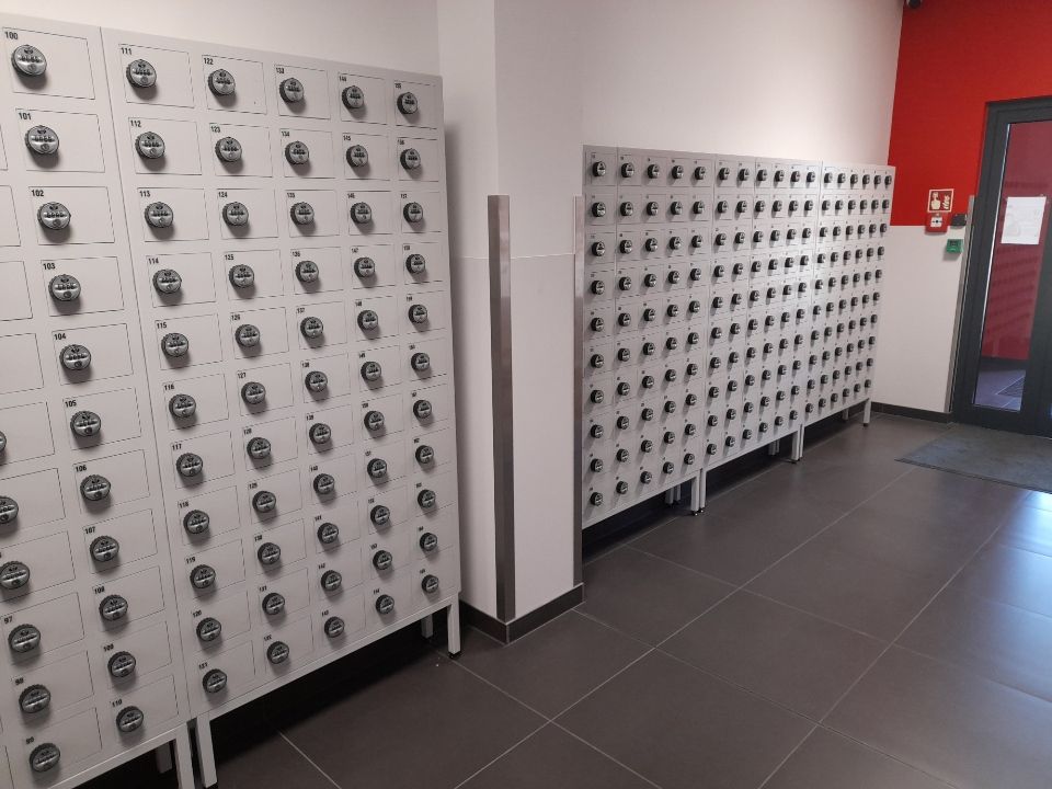 Szafy na metalowych nóżkach WSS – praktyczne i trwałe szafy do biura zamykane.